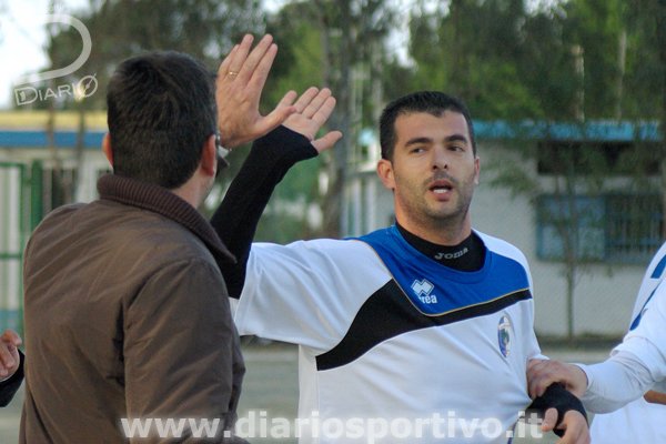 Dessì festeggia il gol con mister Antinori